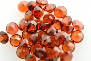 Kırmızı doğal taşlar: Garnet (Granat - Lal)