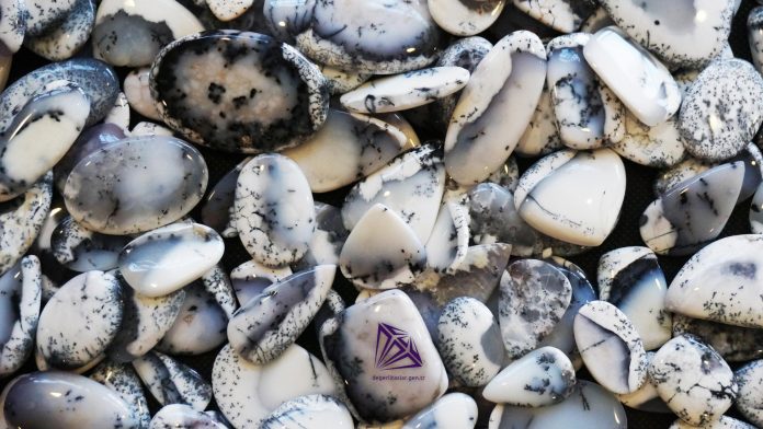 Merlinit (Merlinite) Merlinit (Merlinite)